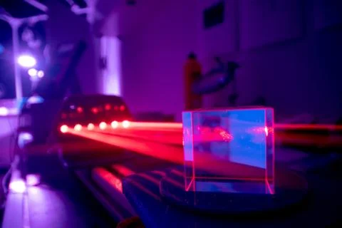Experiments with lasers in the optics lab. Red laser on optical table in phys Foto stock