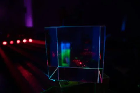 Experiments with lasers in the optics lab. Red laser on optical table in phys Foto stock