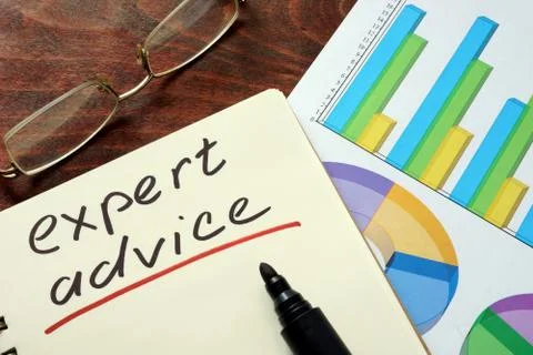 Expert Advice written on note with charts. Stockfoto's