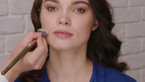 Expert Application of Makeup Techniques for Achieving a Beautiful and Natural Stockbeeldmateriaal 327623722