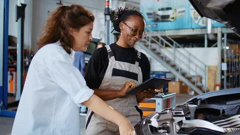 Expert does checkup on client car Stock-Fotos