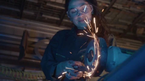 Expert Lady Mechanic Using Machinery In Repair Shop Видео 270393323