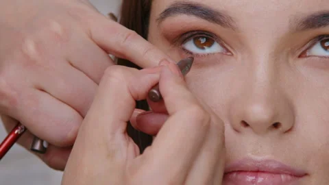 Expert Makeup Application A Detailed Closeup of a Unique Eyeliner Technique 库存影片 327623174