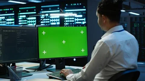 Expert updating server room systems using green screen computer Stockfoto's