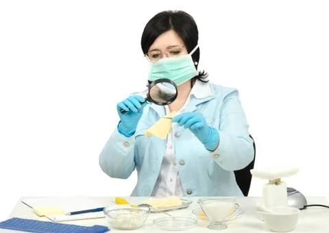 Expert viewing closely a cheese slice in laboratory Stockfoto's