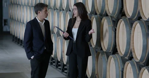 Expert winemaking guide at a modern vineyard on an informative tour and tasting 库存影片 311576998