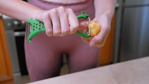Expertly peeling potatoes for nutritious and delicious treats 库存影片 329058991