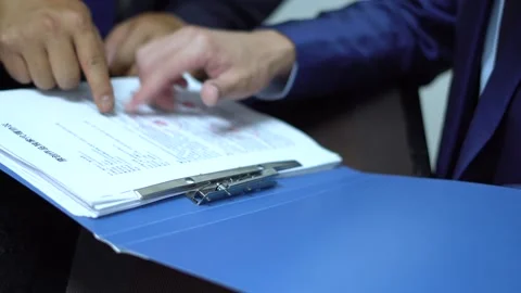 Explain the contract documents to customers and sign and seal them Vídeo Stock 193988031