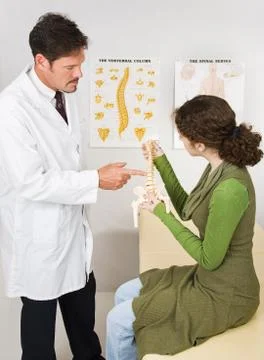 Explaining Chiropractic Treatment Foto stock
