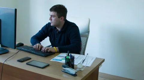 Explaining How  to Make Sale 動画素材 68032870