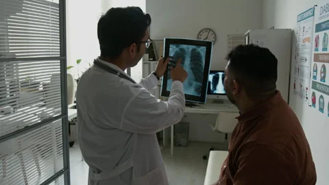 Explaining Patient Problems with Lungs and Rib Cage during Appointment 動画素材 310317879