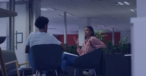 Explaining software engineer colleague describing Python evolution at office, Stockfoto's