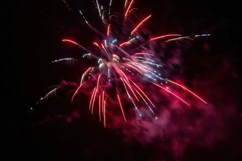 Exploding bright red firework in night sky 库存照片