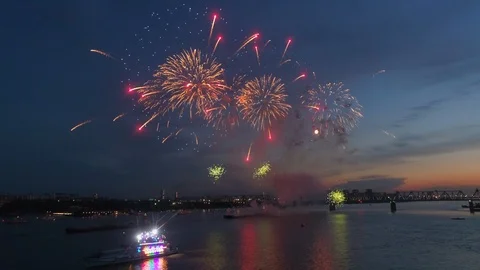 Exploding fireworks in the night sky Video stock 92070796