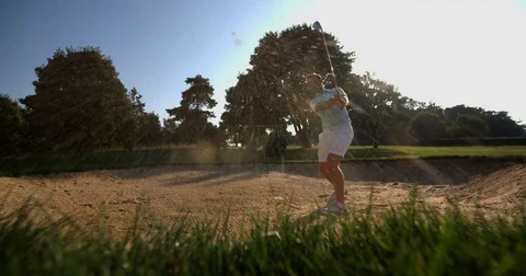 Exploding Golf Bunker Sand as Golfer Chips Shot. Vídeo Stock 71927964