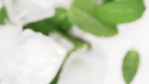 Exploding ice cubes with mint leafs. 库存影片 309124019