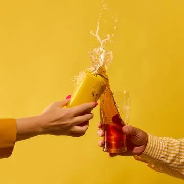 Exploding mockup beer can and glass splash with motion energy on yellow Foto stock