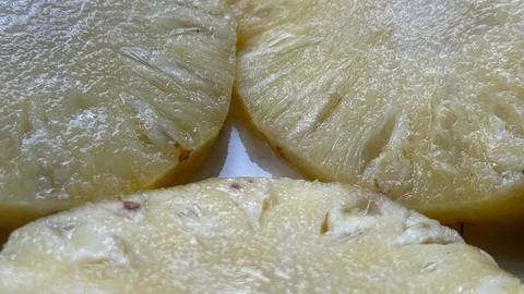 Exploding with tropical charm, this macro shot shows ripe pineapple rounds cl Foto stock