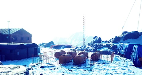 Exploration base amidst the icy expanse of an arctic landscape filled with snow 스톡 동영상 319748809
