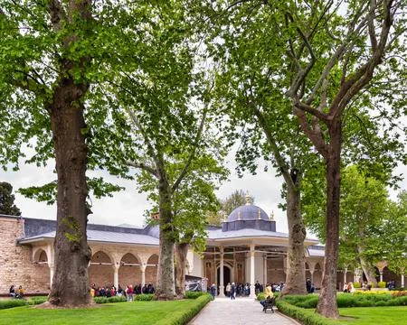 Explore the Audience Chamber in Topkapi Palace surrounded by lush gardens in Foto stock