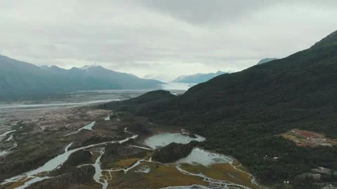 Explore beautiful landscapes of rivers and mountains in Alaska 스톡 동영상 320262899