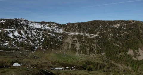 Explore breathtaking mountain landscapes during a tranquil spring day in the 库存影片 314081868