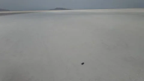Explore the breathtaking salt flats and mountains in this stunning landscape Stock-Footage 312669486