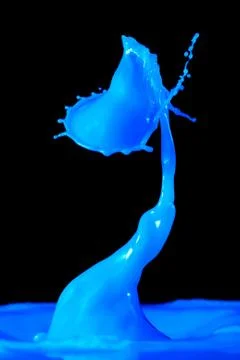 Explore the captivating collision dynamics of colored liquids in our macro shot 스톡 사진