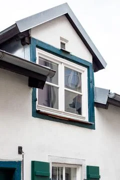 Explore a charming house with modern architectural details that captivates .. Stock-Fotos
