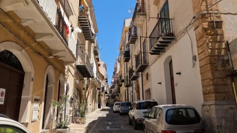 Explore the charming streets of Sicily with colorful buildings Video stock 285592380