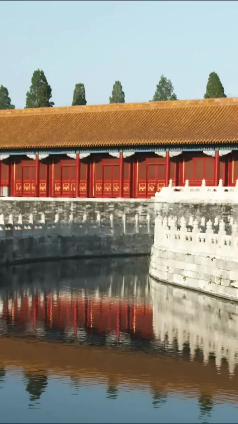 Explore a Chinese heritage site with beautiful reflections in water Vídeos de archivo 335073154