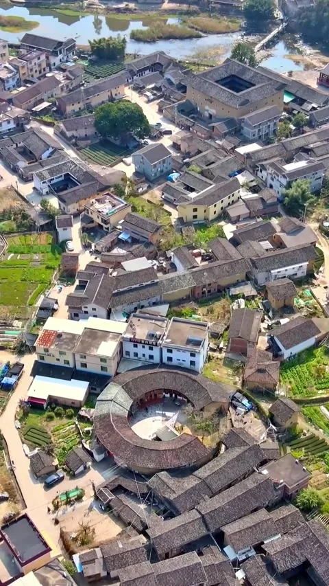 Explore chuxi tulou cluster in longyan fujian from a drone view Vídeos de archivo 335074791