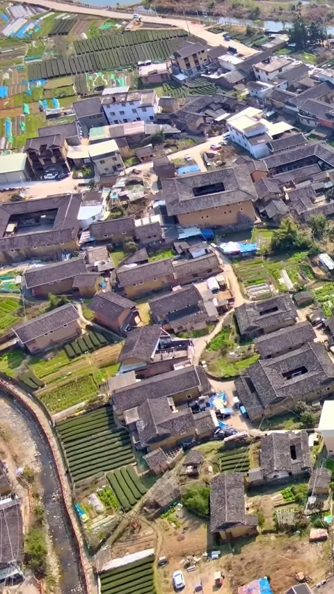 Explore chuxi tulou cluster in longyan fujian from a drone view Vídeos de archivo 335074815