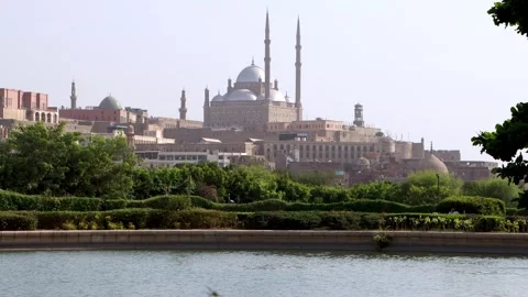 Explore The Citadel of Saladin and Muhammad Ali Mosque Views from AlAzhar Park 스톡 동영상 317925976