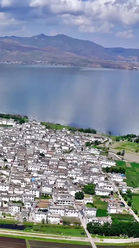 Explore the city of Dali from above with a drone view Vídeos de archivo 335073627