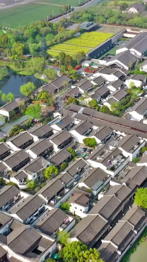 Explore the cityscape of Hangzhou with stunning drone views Vídeos de archivo 335073752