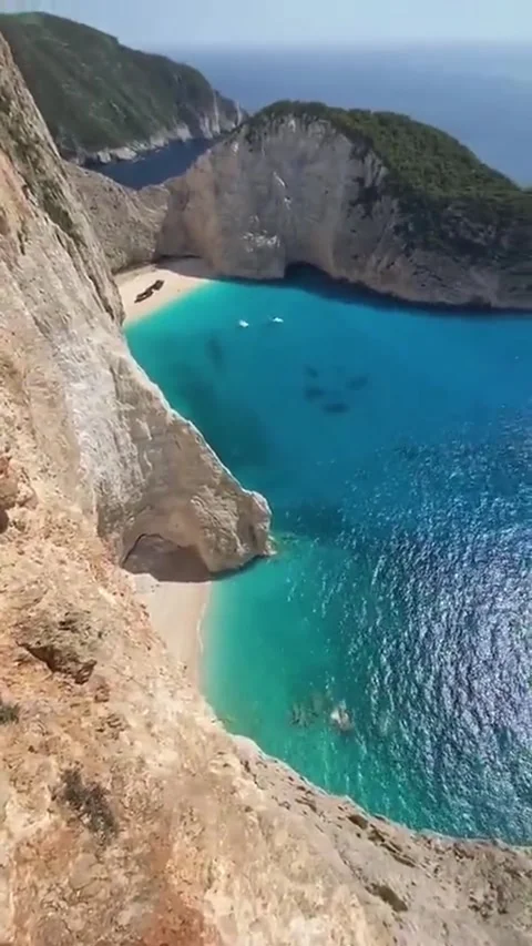 Explore the cliffs and shipwreck beach in Zakinthos, Greece. Vídeos de archivo 335081719