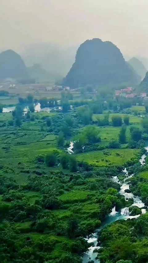 Explore the Detian Waterfall in Guangxi from above Vídeos de archivo 335074843