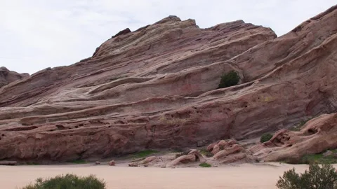 Explore the Dramatic Sandstone Formations of Vasquez Rocks in California 動画素材 332612765