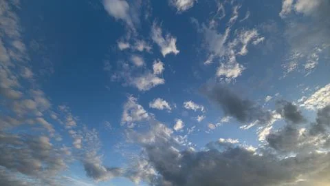 Explore the Exquisite Cloud Patterns Beautifully Luminous Beneath a Clear Blue S Foto stock