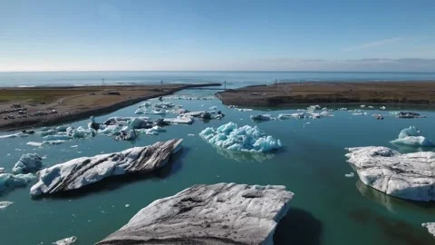 Explore floating icebergs in a beautiful coastal landscape 動画素材 320267232