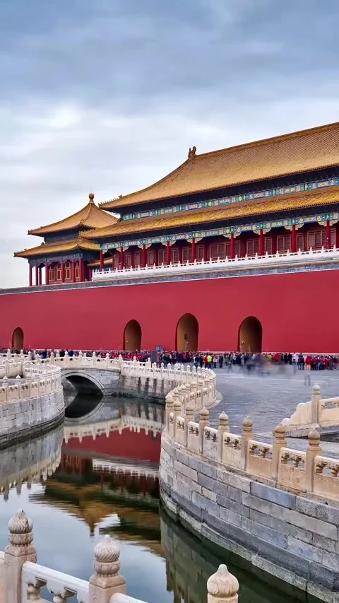 Explore the Forbidden City in Beijing from above in a time-lapse journey Vídeos de archivo 335072261