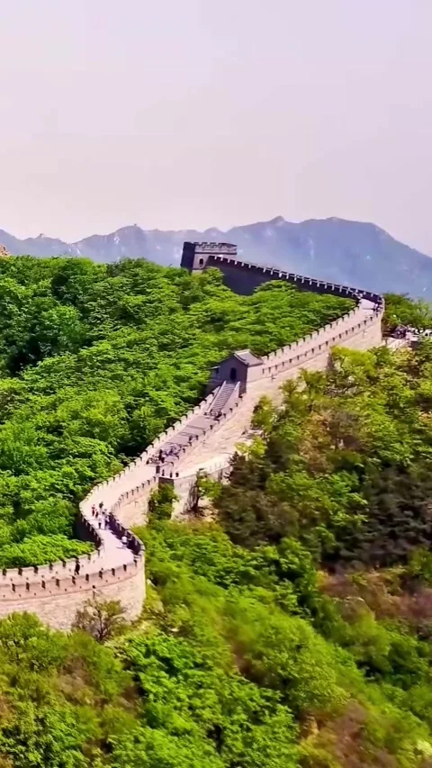 Explore Great Wall of China from above during spring season in Asia Vídeos de archivo 335073455