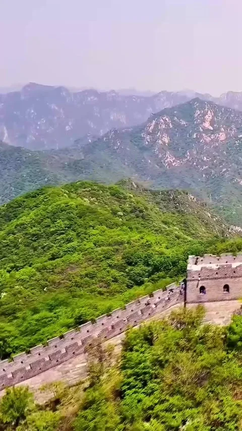 Explore The Great Wall of China from above in springtime Vídeos de archivo 335073456
