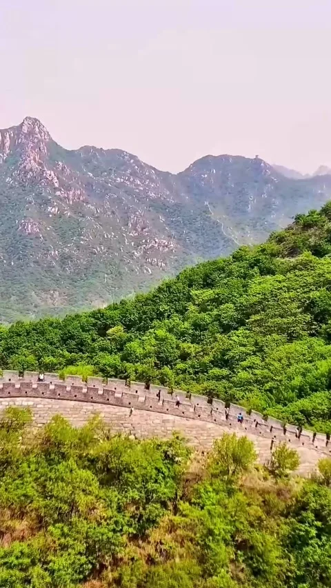Explore great wall of china from above in spring season Vídeos de archivo 335073476