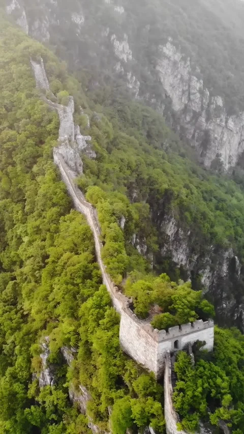 Explore the Great Wall of China from above with stunning drone views Vídeos de archivo 335075035
