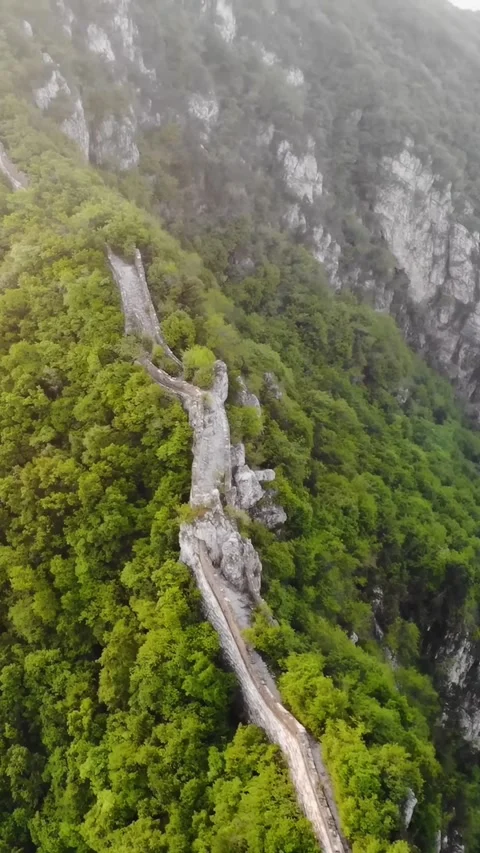 Explore the Great Wall of China from above in lush green surroundings Vídeos de archivo 335075057