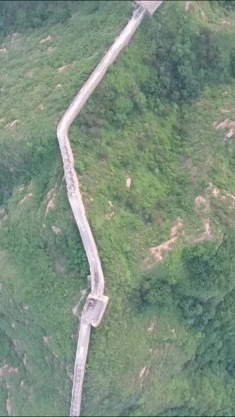 Explore the Great Wall of China from above with a stunning drone view Vídeos de archivo 335075083