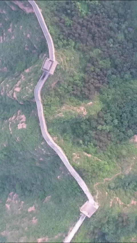 Explore Great Wall of China from above in a stunning drone view Vídeos de archivo 335075095