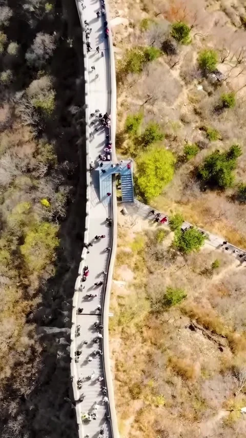 Explore the Great Wall of China from above during tourist season Vídeos de archivo 335075228